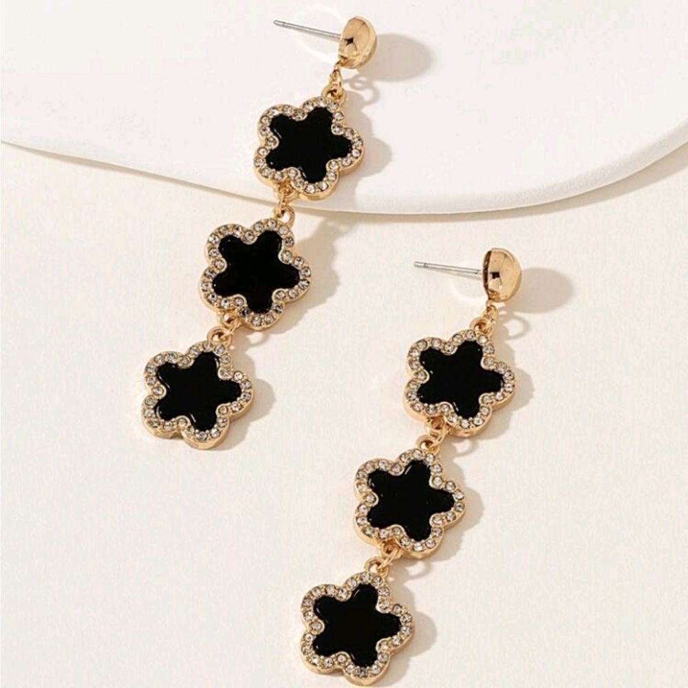 Chic Black Five Leaf Clover Earrings - Picture 3 of 4